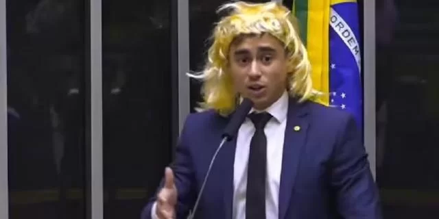 Nikolas Ferreira vestiu peruca e fez discurso transfóbico no Dia das Mulheres