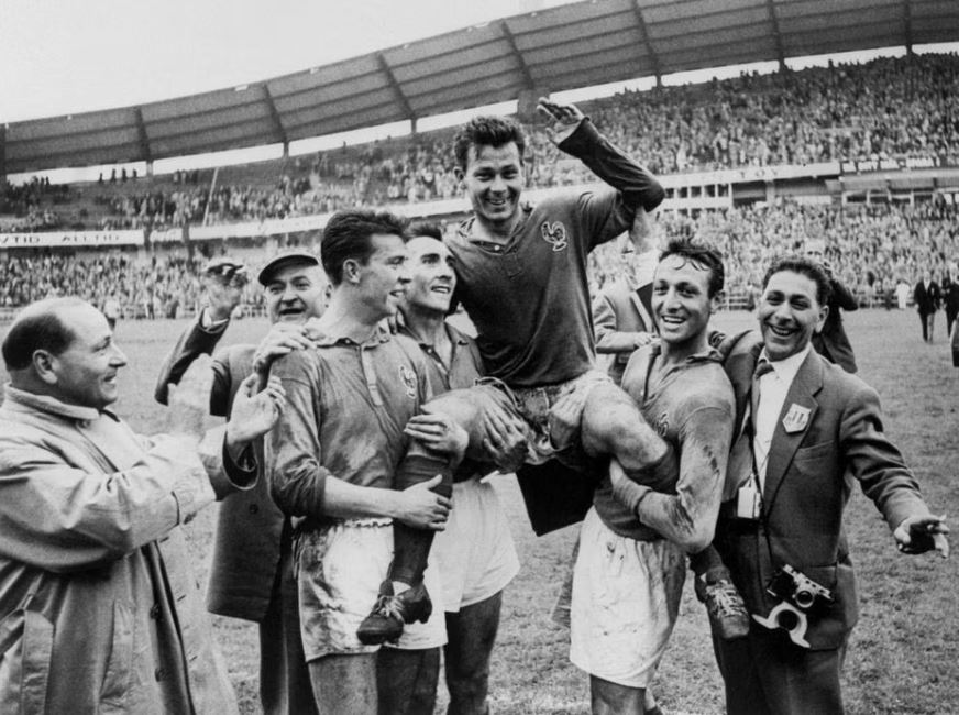 O atacante francês Just Fontaine é carregado pelos companheiros depois de marcar quatro gols contra a Alemanha na Copa de 1958