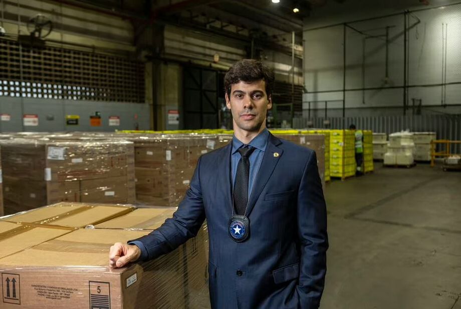 Mario de Marco Rodrigues Sousa, chefe da alfândega em Guarulhos, explica que Receita Federal utiliza mais de 50 variáveis para definir passageiros que serão vistoriados