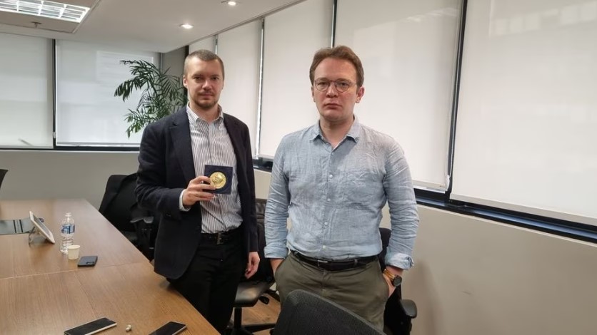 Da direita para a esquerda: Pavel Andreiev, representante da ONG Memorial, e Kirill Martinov, representante do jornal Novaya Gazeta