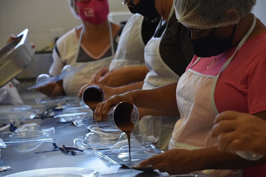 A carreta do Senai, oferecendo estrutura moderna de laboratório móveis, irá fazer parte do evento com a realização diária de oficinas de fabricação de ovos de chocolate.