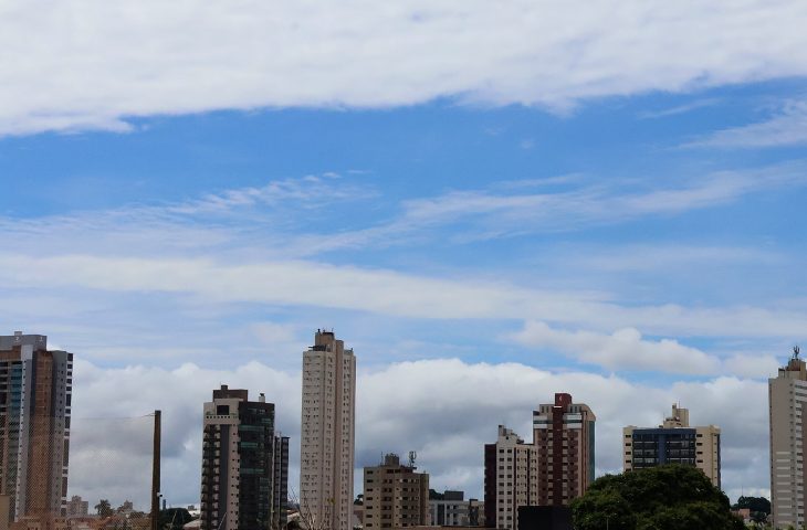 Céu com algumas nuvens em Campo Grande