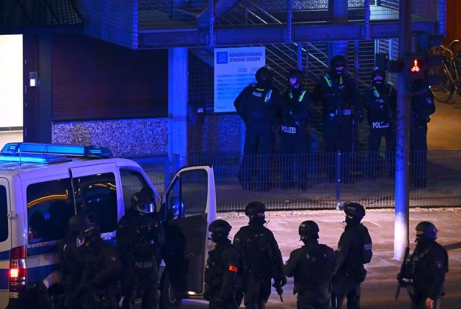 Policiais se preparam para entrar na cena do atentado em Hamburgo, na Alemanha