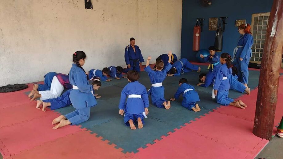 Sensei Romeu da aula para as crianças do projeto
