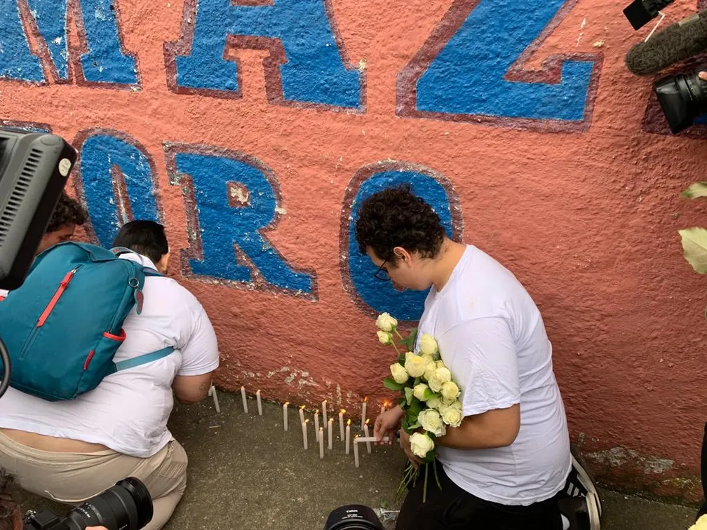 Vigília ocorre em frente à escola alvo de ataques em SP