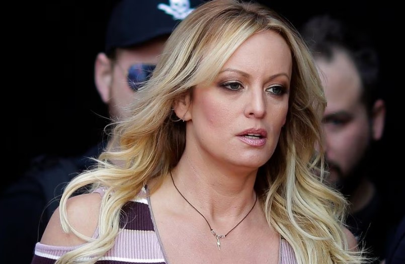 Estrela pornô Stormy Daniels está no centro das acusações de fraude e suborno contra Trump
