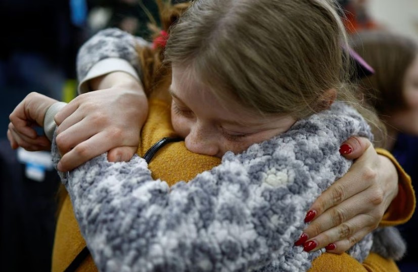 Valeriia, que foi levada para a Rússia, abraça sua mãe Anastasiia após retornar pela fronteira da Ucrânia com Belarus
