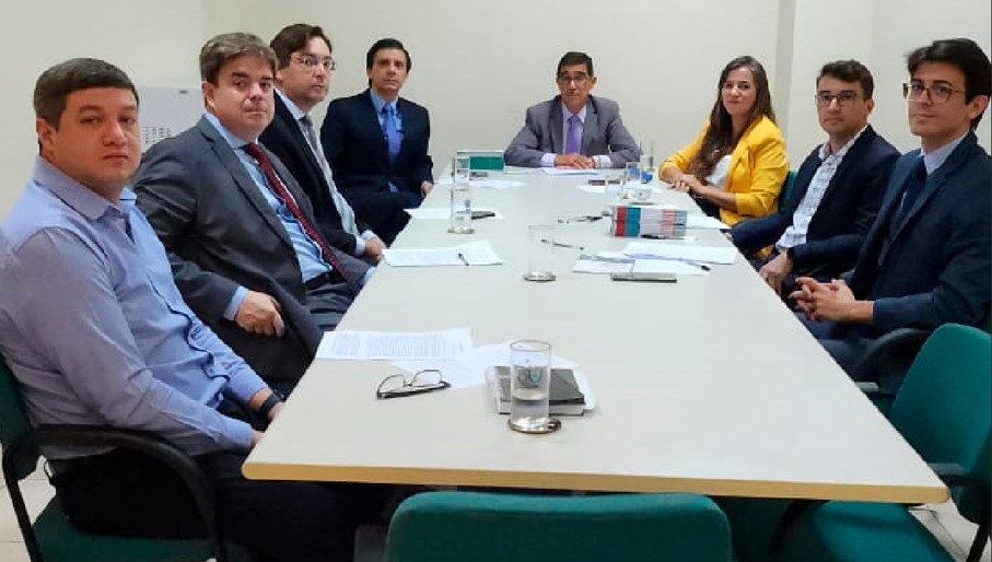 No período da manhã, o desembargador esteve com o juiz César de Souza Lima, diretor do Foro da comarca, e com os juízes Marcelo da Silva Cassavara, Deyvis Ecco, Ricardo da Mata Reis que judicam em varas criminais