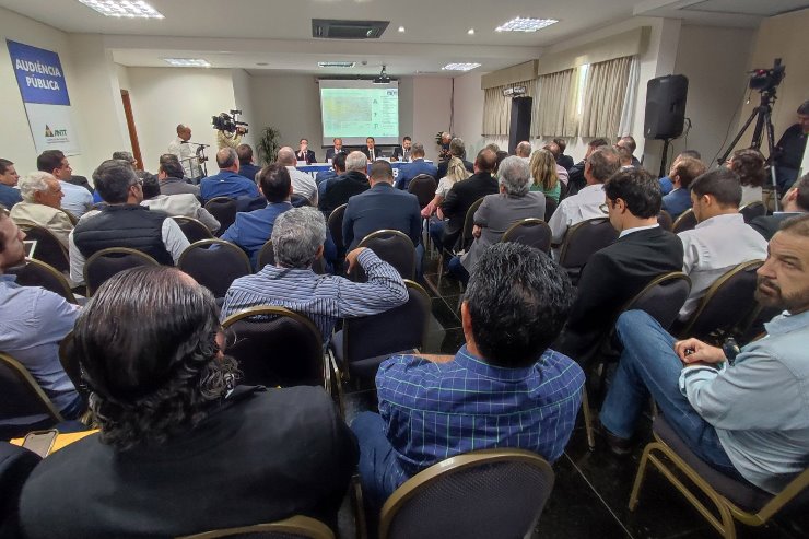 Auditório do hotel ficou lotado com empresários, prefeitos e outras pessoas interessadas nas discussões sobre a concessão da ferrovia
