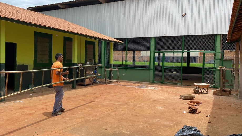 Escola reformada por presos.