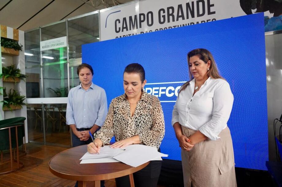 Prefeita Adriane Lopes assina termo de cooperação