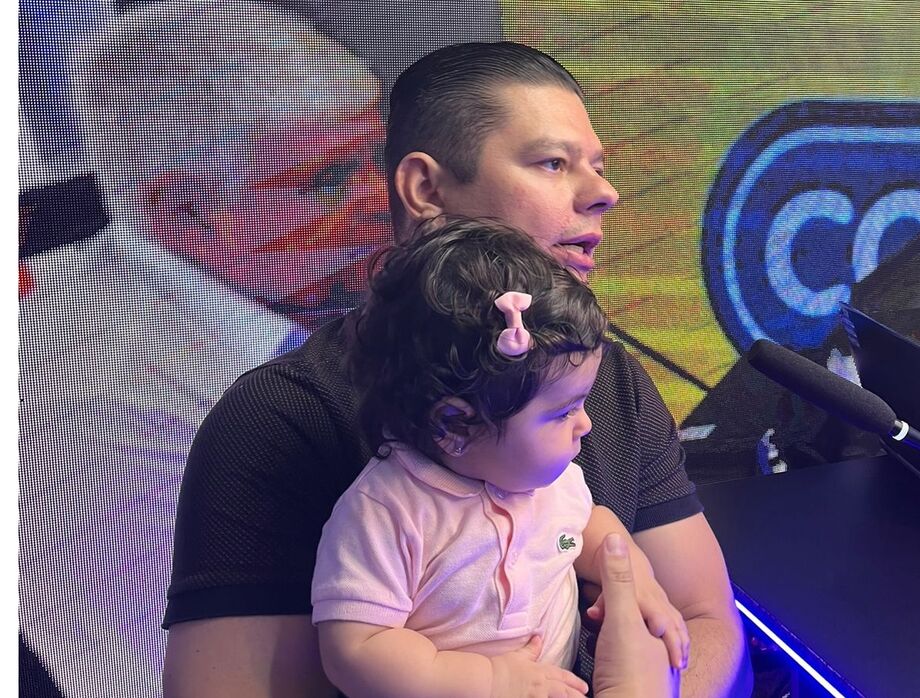 Otávio Trad, vereador de Campo Grande, conversa com o Grupo Feitosa de Comunicação durante a Expogrande, acompanhado de sua filha Rafaella Trad, reforçando a importância de discutir temas relevantes para a cidade.