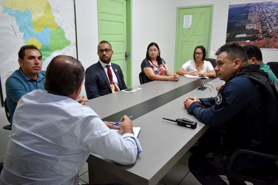 Prefeitura de Paranhos discute medidas de segurança nas escolas