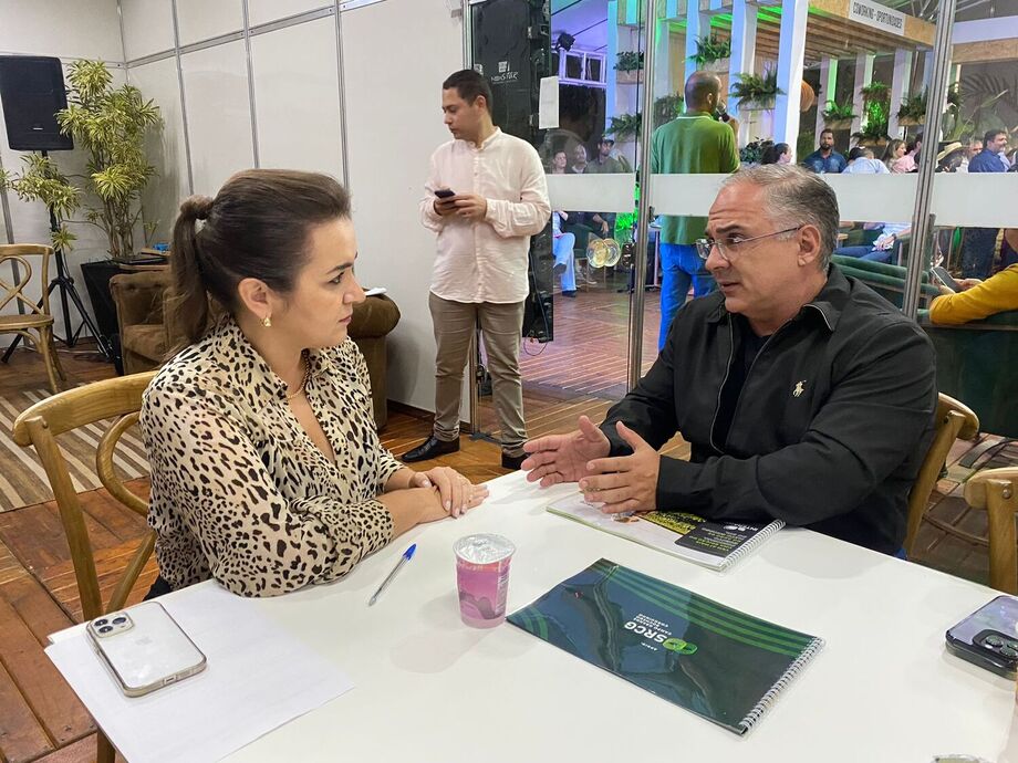 A prefeita de Campo Grande, Adriane Lopes em reunião com o presidente do Sindicato Rural de Campo Grande, Rochedo e Corguinho SRCG, Alessandro Coelho