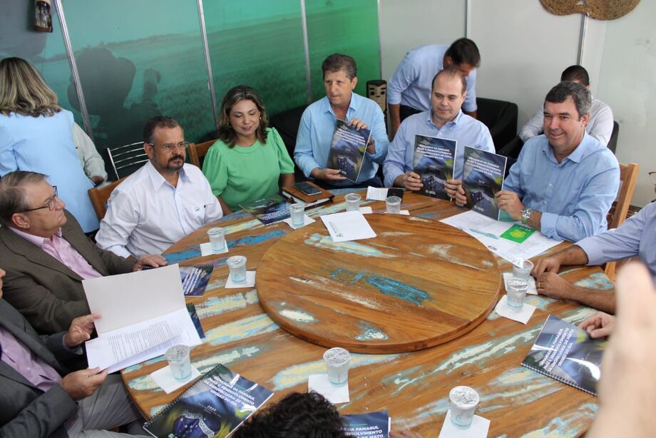 Governador Eduardo Riedel e representantes da classe do agronegócio discutem investimentos em infraestrutura para o setor.