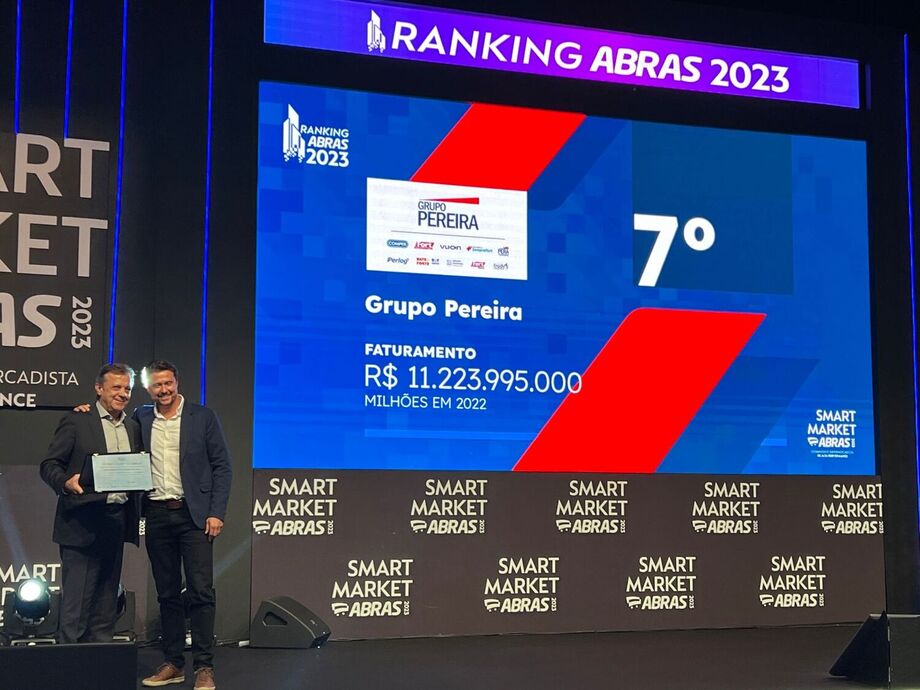 João Pereira, vice-presidente comercial e marketing do Grupo Pereira recebe das a premiação das mãos do presidente da ABRAS, João Galassi
