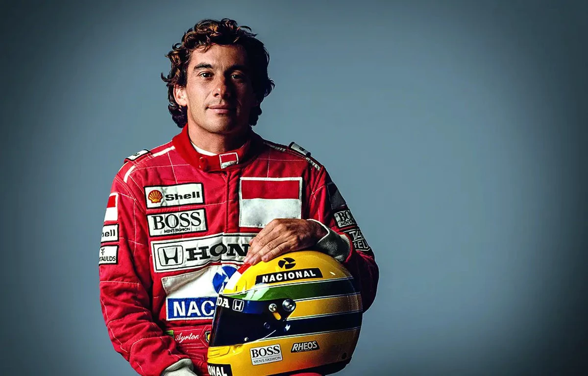 Time do piloto, o Corinthians publicou uma foto de Senna sentado na Lotus e uma menor do brasileiro pilotando o carro preto