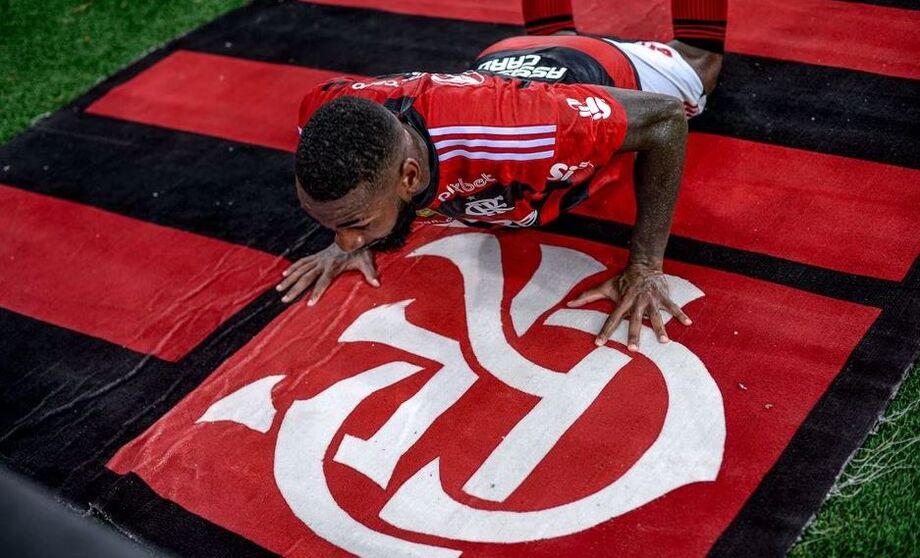 Gerson beija escudo do Flamengo em comemoração de gol no Maracanã