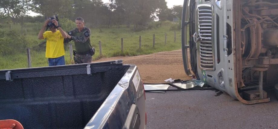 Caminhoneiro foi arremessado para fora do veículo
