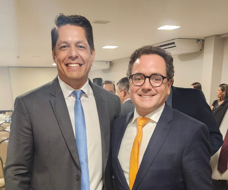Fernando Duque Estrada, novo Juiz do Tribunal Regional Eleitoral de Mato Grosso do Sul, é parabenizado pelo Presidente da OAB/MS, Bitto Pereira, pela sua nomeação histórica como primeiro advogado da Subseção a assumir o cargo no TRE/MS.