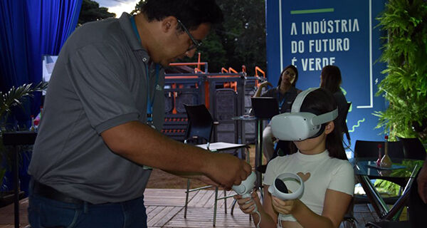 Os óculos de realidade virtual fazem a alegria das crianças no estande da Fiems
