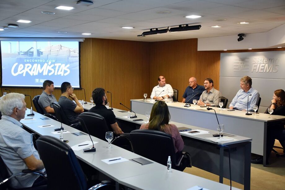 Empresários da indústria cerâmica de Mato Grosso do Sul participaram de uma reunião com o presidente da Fiems, Sérgio Longen