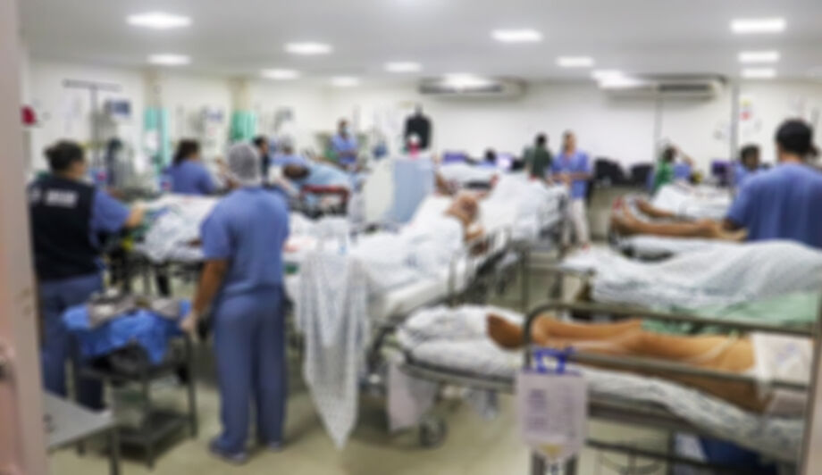 Pacientes estão esperando por leitos