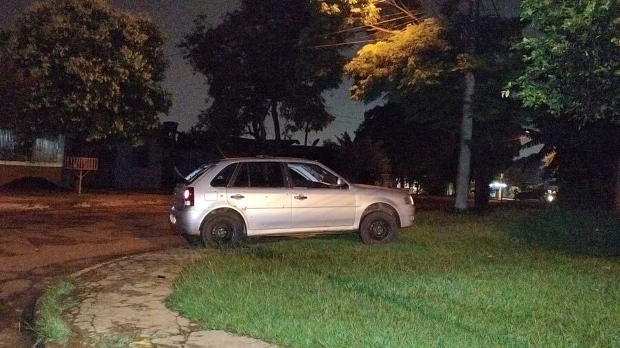 Carro que teria sido roubado pela dupla com marcas de tiro