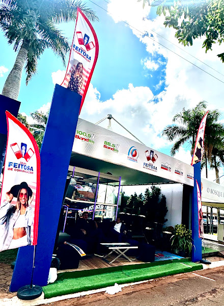 A fachada do estande do Grupo Feitosa de Comunicação, brilhando no Parque de Exposições Laudício Coelho, destaca-se pela presença marcante e compromisso em levar informações atualizadas sobre a 83ª Expogrande aos ouvintes do interior do estado.
