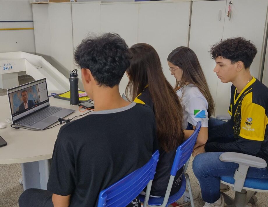 Alunos da equipe de robótica Mac Robot's, da Escola Sesi de Maracaju, participaram de uma reunião virtual com o senador Nelsinho Trad