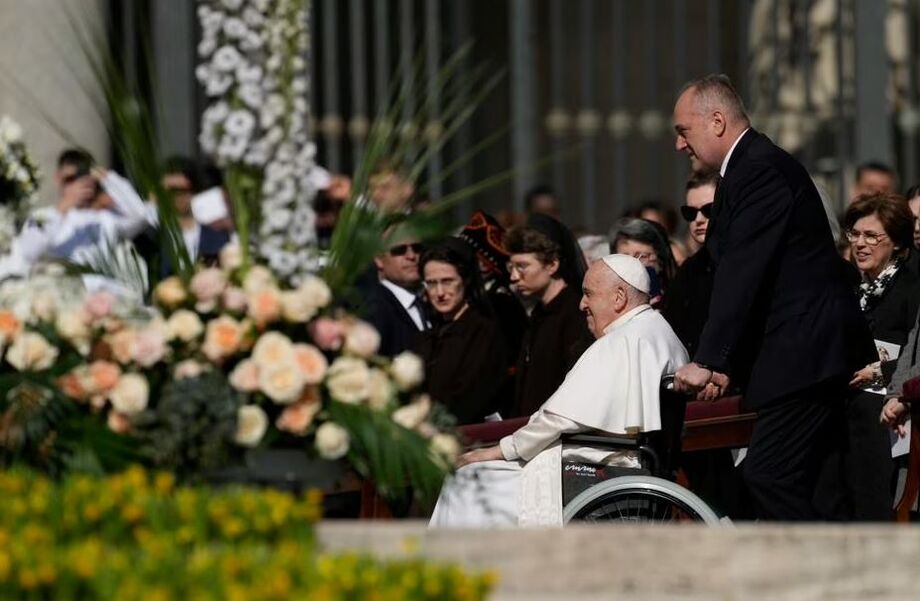 Papa Francisco chegando à Praça de São Pedro neste domingo, 9, onde celebrou a missa de Páscoa para 100 mil fiéis
