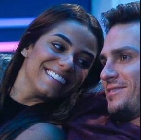 Gustavo e Key terminam relacionamento.