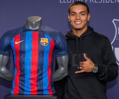 João Mendes, filho de Ronaldinho Gaúcho, é anunciado pelo Barcelona