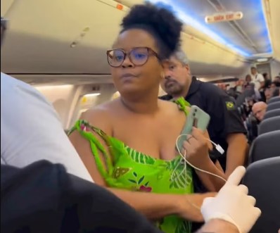 Mulher negra é expulsa de avião por motivo de segurança de voo, segundo policiais federais. Mulher negra é expulsa de avião por motivo de segurança de voo, segundo policiais federais.