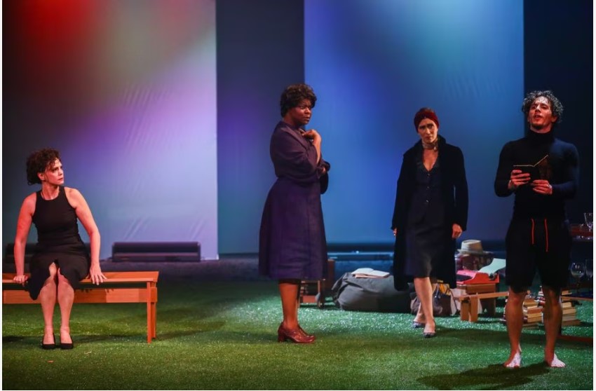 Beth Goulart, Olivia Araújo, Lucas Lentini e Malu Galli em cena da peça de Mauro Rasi, dirigida por Ulysses Cruz, no Teatro Anchieta, em São Paulo