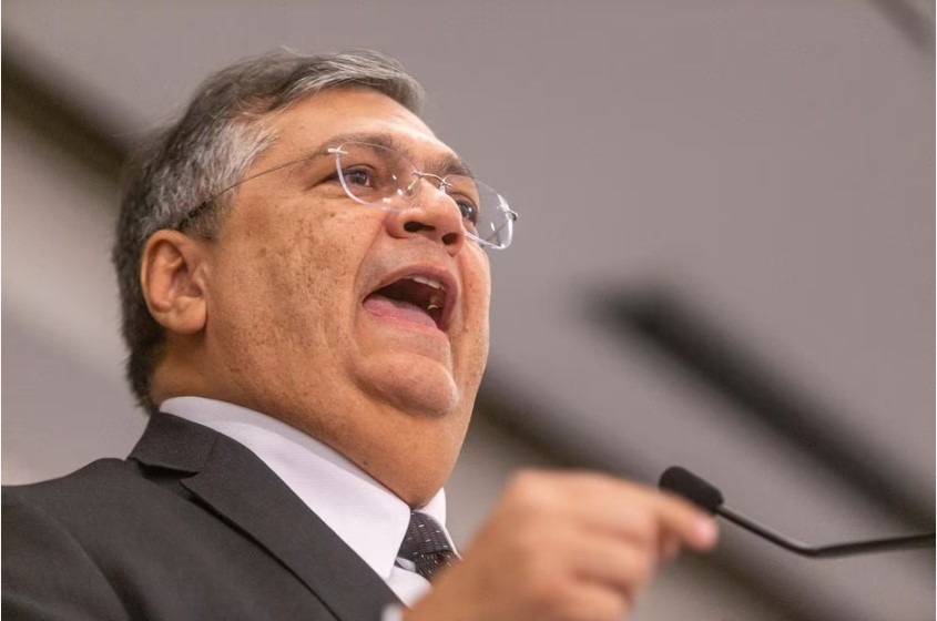 Dino afirmou na coletiva que as exigências feitas pela pasta são imprescindíveis e ameaçou tomar as providências policiais e judiciais contra as plataformas