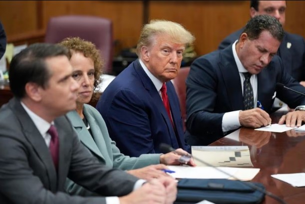 O ex-presidente dos Estados Unidos Donald Trump se senta junto com a sua equipe jurídica em um tribunal de Manhattan