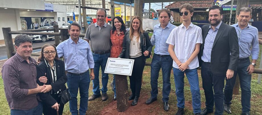 A família compareceu na tarde desta terça-feira para receber a homenagem prestada pelo presidente da Acrissul/MS, Guilherme Bumlai