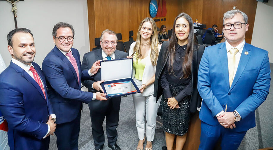 Advogados homenagearam o ex-presidente da OAB/MS, Mansour Elias Karmouche
