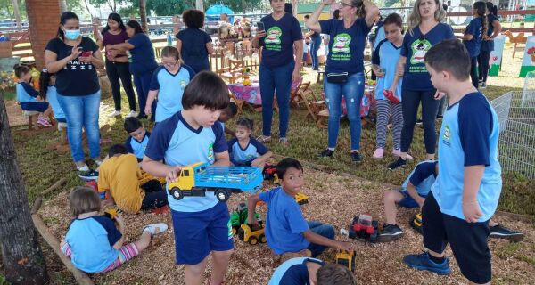Crianças da Associação Juliano Varela na Fazendinha Acrissul
