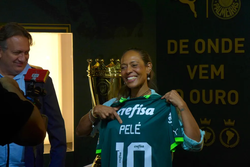 Palmeiras convida filha de Pelé para expor taça.