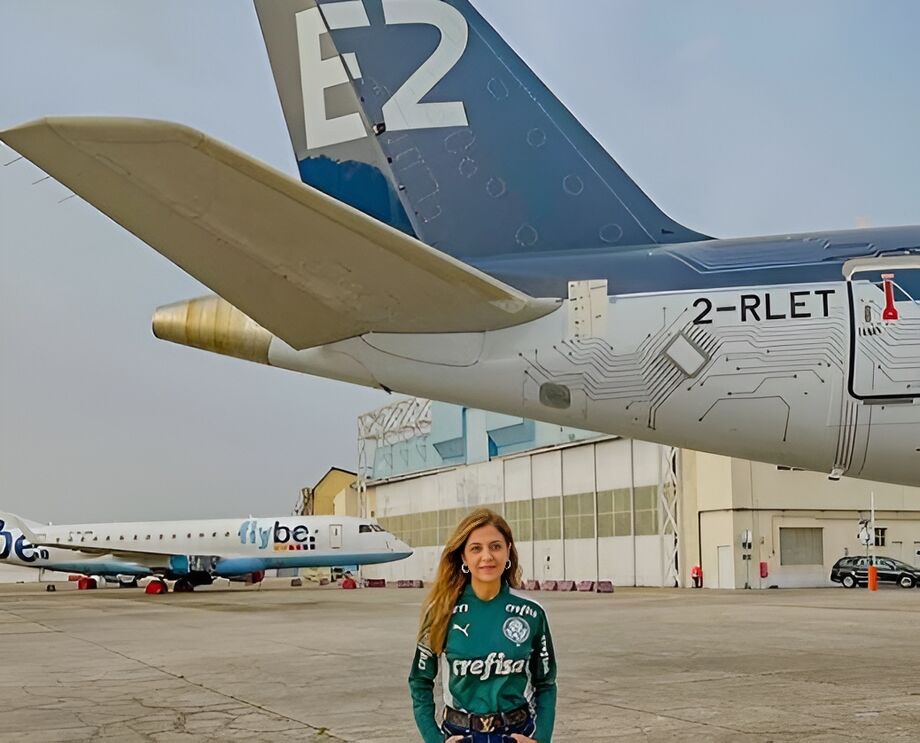 Leila Pereira em frente ao avião que comprou