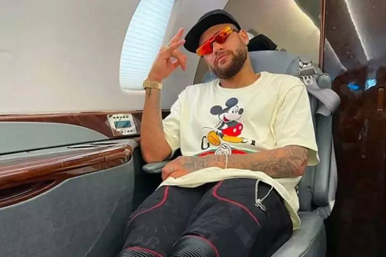 Neymar exibe jatinho de R$ 222 milhões na redes sociais com amigos