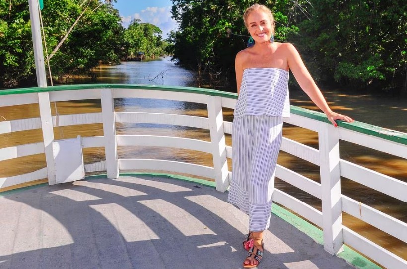 Angélica começou a trabalhar aos seis anos, quando se apresentou na televisão no programa 'Buzina do Chacrinha'.