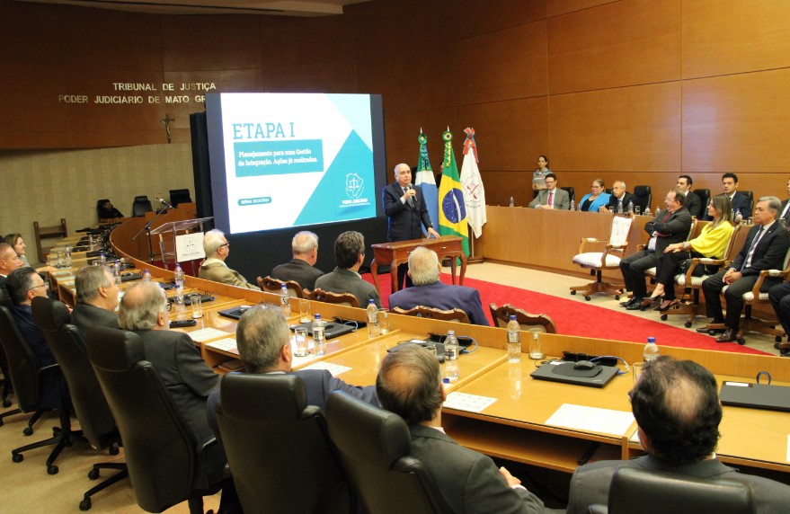 Além de prestar contas e dar transparência às ações já realizadas nos primeiros meses de gestão, o evento teve a terceira etapa de assinatura dos contratos de gestão com as áreas administrativas do TJMS