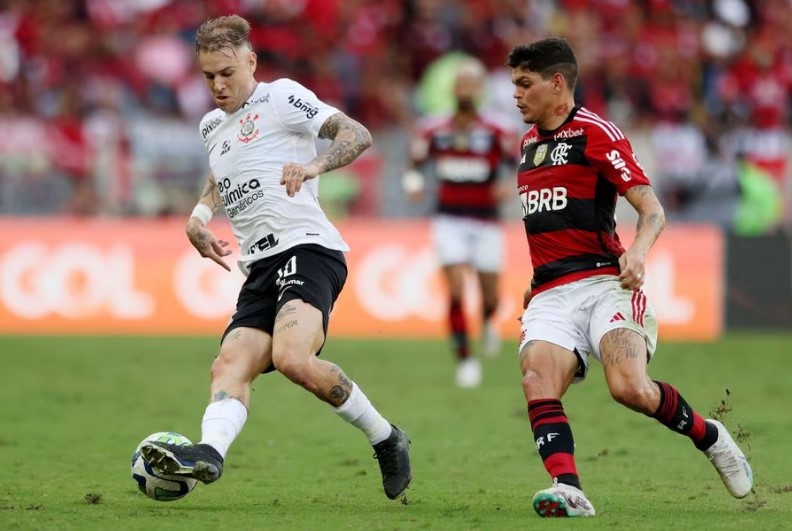 Róger Guedes e Ayrton Lucas em ação em Flamengo x Corinthians no Maracanã