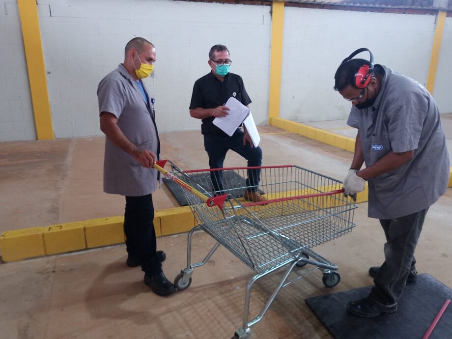 Reeducandos trabalham na manutenção de carrinhos de compras