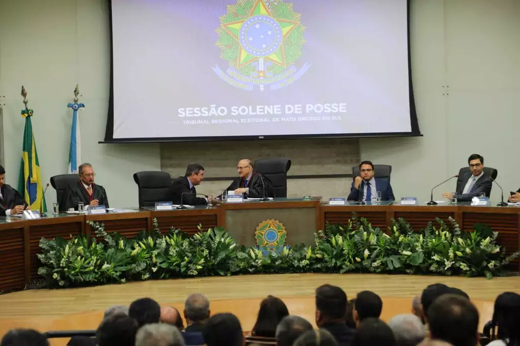 Governador Eduardo Riedel cumprimenta o novo presidente do TRE, Paschoal Carmello Leandro.