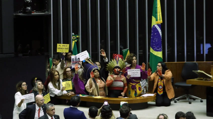 Governo sofre derrota e Câmara aprova projeto que restringe demarcação de terras indígenas