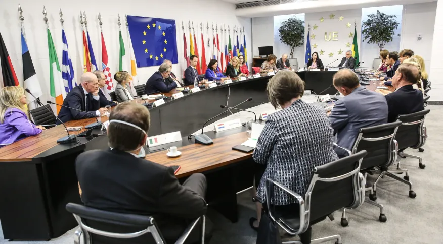 Foto ilustrativa da reunião realizada em setembro de 2022, em Brasília, onde a Ministra Simone Tebet se reuniu com embaixadores da União Europeia, fortalecendo laços internacionais